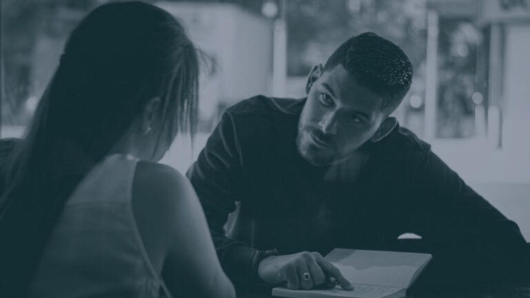 dos personas hablando de marketing