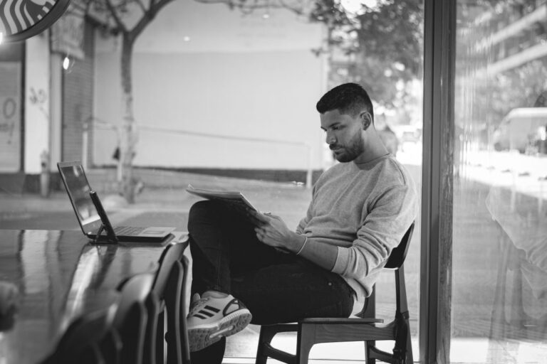 leyendo un periódico en starbucks